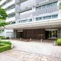 M.M.TOWERS FORESIS R棟 敷地が石積みにより囲まれ、高級感のある落ち着いた雰囲気が演出されています。