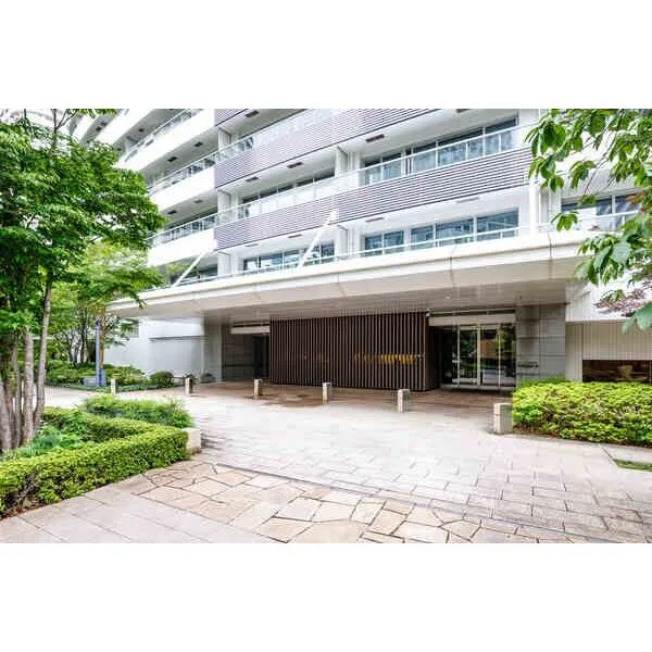 M.M.TOWERS FORESIS R棟 敷地が石積みにより囲まれ、高級感のある落ち着いた雰囲気が演出されています。