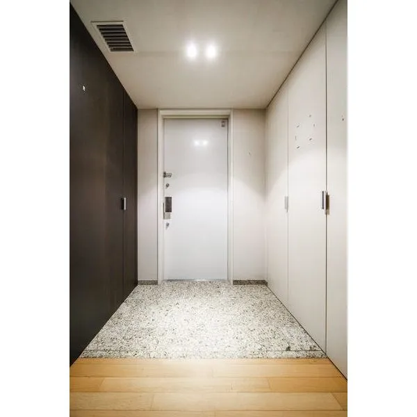 M.M.TOWERS FORESIS R棟 玄関には下足入れ・収納を備えており、普段使いの靴類以外にも、防災グッズ等の収納にも便利です。