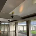 コスモ・ザ・パークス調布多摩川 不審者や勧誘員などが建物内に立ち入るのを防いでくれるオートロック付き。