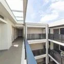 ピアース杉並方南町レジデンス 共用部：外部からのプライバシー性に配慮しながら、採光や風を取り込めるボイド型廊下を採用