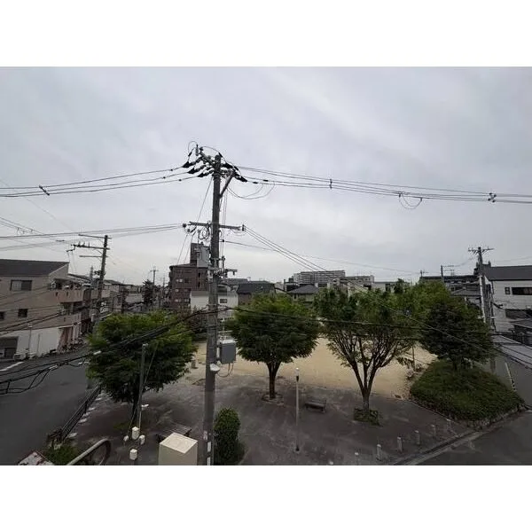 大阪市東淀川区大道南2丁目 住戸からの眺望です。前面は公園のため開放感があり、陽当り・通風良好です。緑を感じることもできます。