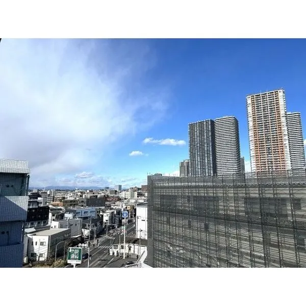 クレッセント武蔵小杉グランデイズ弐番館 共用廊下からは広がりのある景色をご覧いただけます