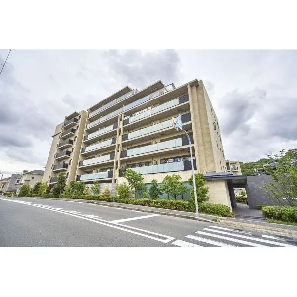 ライオンズ須磨離宮公園 2014年8月建築、総戸数99戸のマンション外観