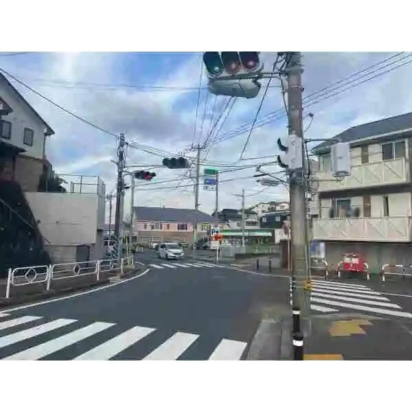 横浜市港南区日限山１丁目 ファミリーマート下永谷店（コンビニ）まで約230m（徒歩3分）