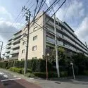 サンクタス宮崎台 総戸数127戸　植栽の緑と白を基調とした外観