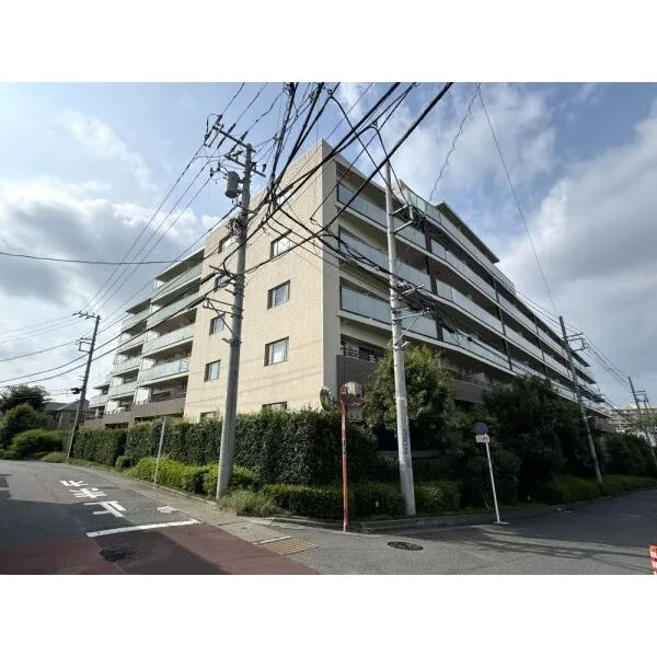 サンクタス宮崎台 総戸数127戸　植栽の緑と白を基調とした外観