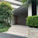 サンクタス宮崎台 植栽の緑と重厚感のあるアクセントウォールが迎えるエントランス