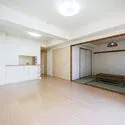 オーベル横浜南パークビュー リビング横の和室と空間をつなげれば18.4帖の広々空間に