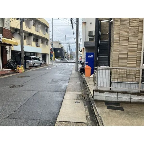 ショコラン 前面道路含む外観