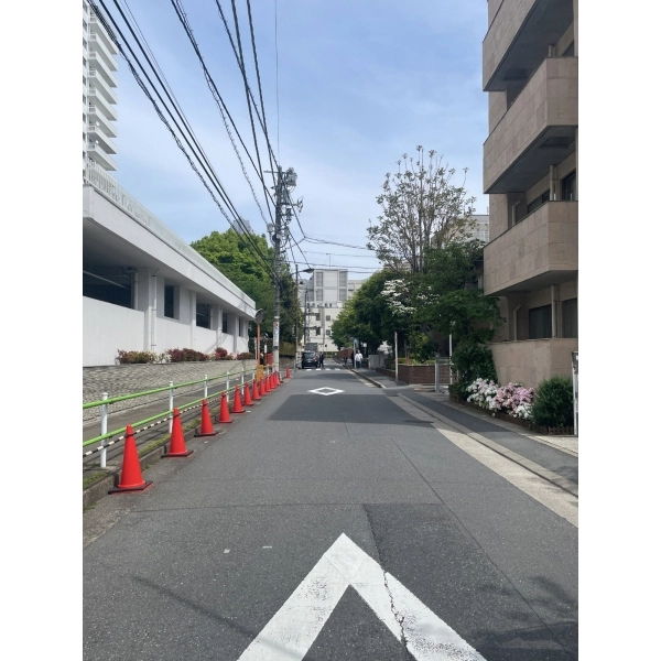 三田綱町パークマンション 前面道路