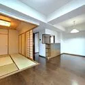 ライオンズシティ神楽坂 リビングダイニング。続く和室を開けてより広がりのある空間に。