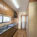 横浜市旭区市沢町 造付収納が豊富なキッチンです。床下収納は2か所あります