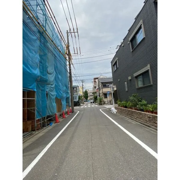 川崎市川崎区藤崎1丁目 前面道路含む外観
