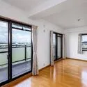 藤和シティホームズ神足 ご家族が集うLDは約10.8帖。2面に窓があるため、爽やかな風が通り抜ける心地よい空間です。