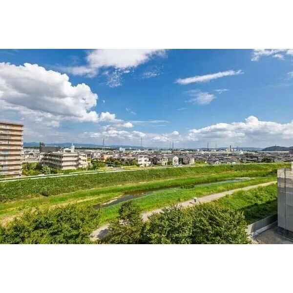 藤和シティホームズ神足 南東側バルコニーからの眺望です。前面には川と緑が広がり、視界を遮るものが少ない開放的な眺望です。