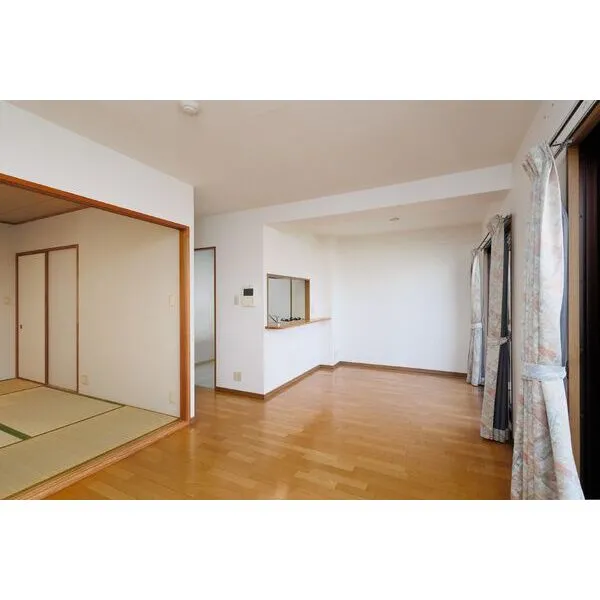 藤和シティホームズ神足 LDに和室約6帖が隣接。個室としてやLDの延長としてなど、シーンに合わせた多彩な使い方が可能です。