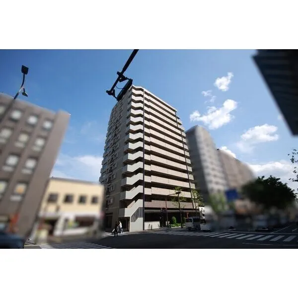 藤和シティホームズ烏丸五条 地上14階建て13階部分。東・南・西の3面バルコニーが設けられた、陽当り・通風良好な角住戸です。