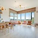 シティタワーズ東京ベイ　セントラルタワー 約１３帖のリビングダイニング。窓が多く、明るい開放的なお部屋。