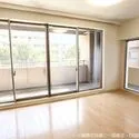 ヨコハマオールパークス　第二街区 ＜リビングダイニング約14.8帖＞二面採光の明るいリビングダイニングです。※実際の写真に一部修正・…