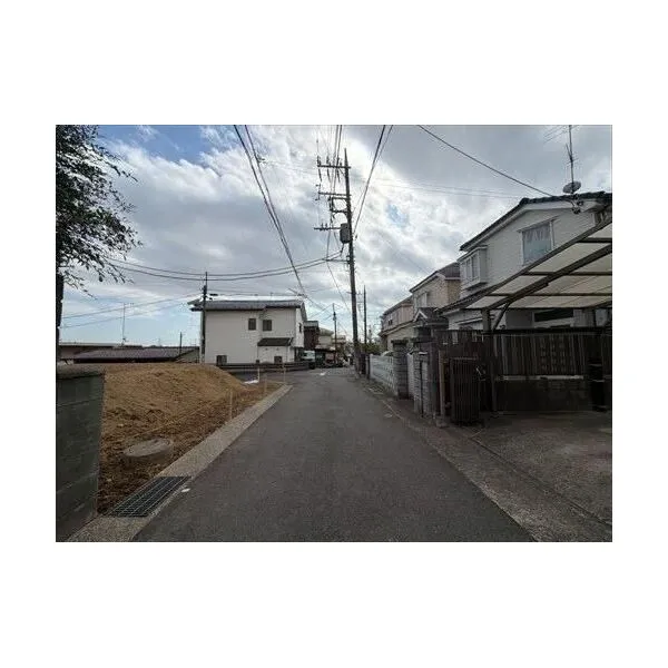 横浜市港北区高田西５丁目 前面道路（西側）