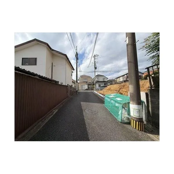 横浜市港北区高田西5丁目 前面道路(南側)