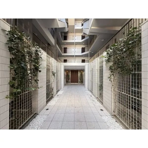 エスティメゾン四谷坂町 共用廊下