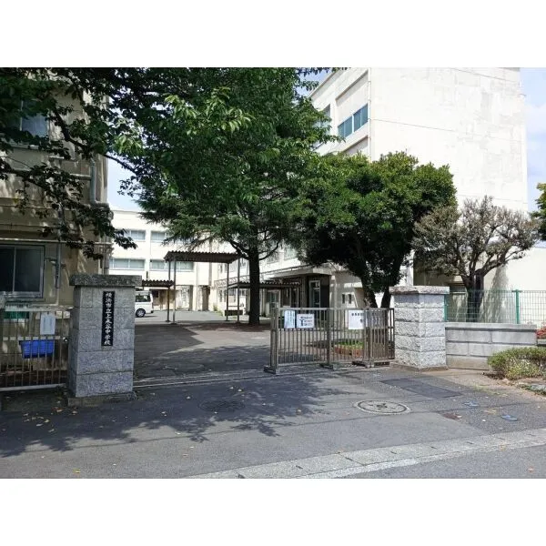 横浜市港南区上永谷3丁目 横浜市立上永谷中学校(中学校)まで約640m(徒歩8分)