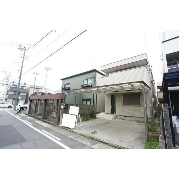 名古屋市千種区春岡通５丁目 軽量鉄骨造の2階建戸建。旭化成ホームズ施工の長期優良住宅につき、ご家族と快適な暮らしが叶います。
