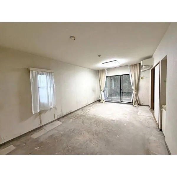 マンション国分寺台 リビングダイニングはゆったり10.9帖。角部屋ならではの２面採光
