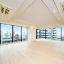 ザ・レジデンス六本木 約36.8帖のLDK、南東方面には東京タワーを望みます。
