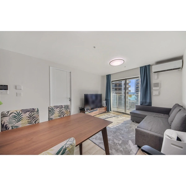 ＨＡＲＵＭＩ　ＦＬＡＧ　ＰＡＲＫ　ＶＩＬＬＡＧＥ 南向きバルコニーに面したリビング・ダイニング※家具・調度品は価格に含まれません