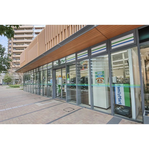 ＨＡＲＵＭＩ　ＦＬＡＧ　ＰＡＲＫ　ＶＩＬＬＡＧＥ ファミリーマートHARUMI FLAG店（コンビニ）まで約40m（徒歩1分）