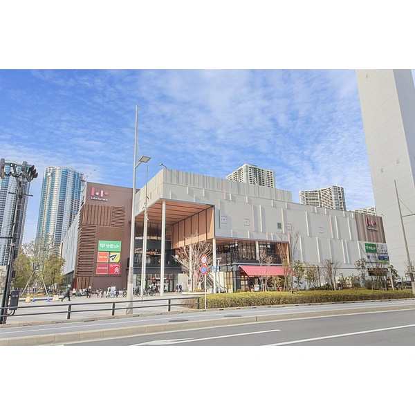 ＨＡＲＵＭＩ　ＦＬＡＧ　ＰＡＲＫ　ＶＩＬＬＡＧＥ サミットストアららテラスHARUMI FLAG店（スーパー）まで約440m（徒歩6分）