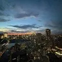 パークタワー勝どきサウス 夕景から夜景へと移ろう時間帯、都心の街並みが美しく輝きます。どこか非日常を感じさせる眺望です。