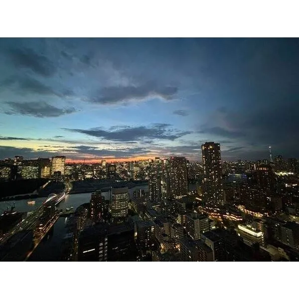 パークタワー勝どきサウス 夕景から夜景へと移ろう時間帯、都心の街並みが美しく輝きます。どこか非日常を感じさせる眺望です。