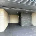 Ｂｒｉｌｌｉａ田端 田端の象徴である「切り通し」をイメージした格子デザインのエントランス