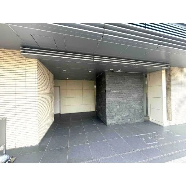 Ｂｒｉｌｌｉａ田端 田端の象徴である「切り通し」をイメージした格子デザインのエントランス