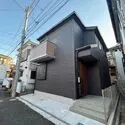 市川市大洲３丁目 閑静な住宅街に佇む、シックな色遣いの邸宅。