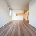 市川市大洲３丁目 縦長タイプで配置のイメージがつけやすいリビング。 2面採光で光も差し込みます。