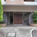パークハウス千石丸山町 ■車と歩行者のアプローチを分離し、安全性を高めたエントランス。