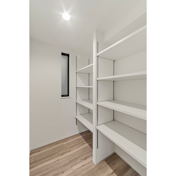 川崎市高津区下作延７丁目 キッチン横のパントリーは収納力に優れています