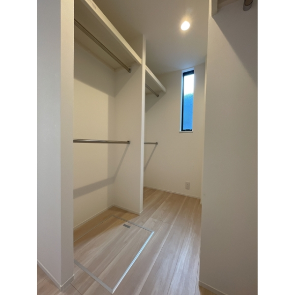 川崎市高津区下作延７丁目 主寝室にある便利な大型ウォークインクローゼット