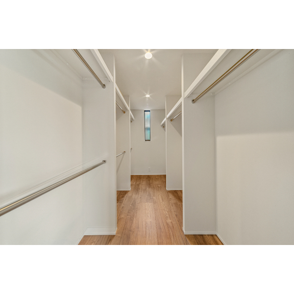 川崎市高津区下作延7丁目 主寝室にある大型のウォークインクローゼット