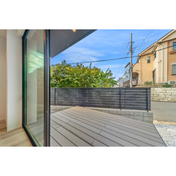 川崎市高津区下作延7丁目 ウッドデッキテラスで気持ちの良いひとときを過ごせます