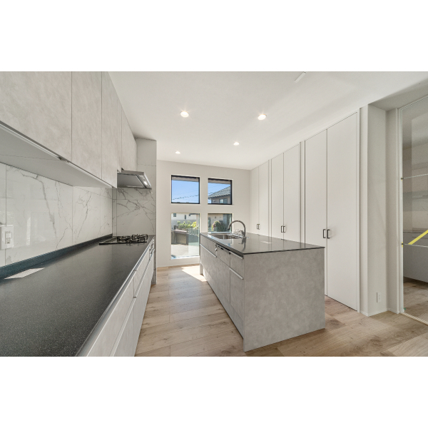 川崎市高津区下作延7丁目 キッチンにも大きな窓があり外の様子が伺えます