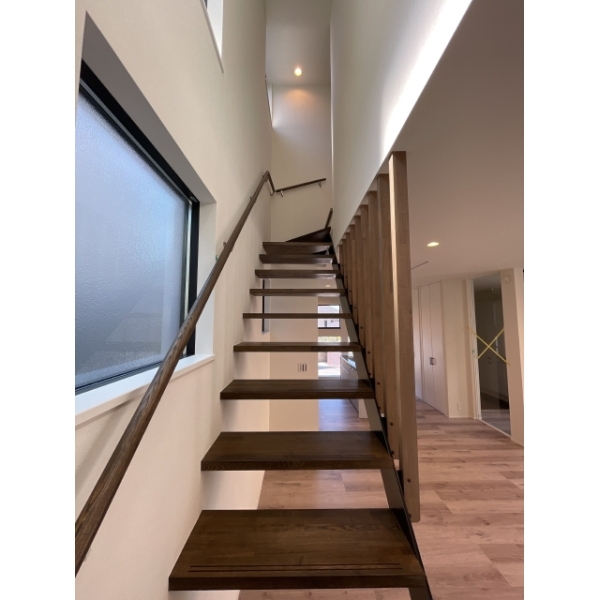 川崎市高津区下作延7丁目 階段 安心の手すりも付いています