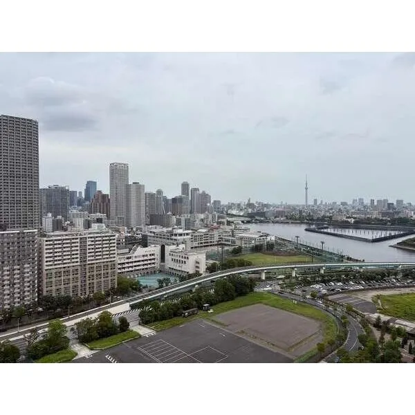 ザ・パークハウス晴海タワーズティアロレジデンス 21階部分、北向きにつき、バルコニーより東京スカイツリーを望む眺望。