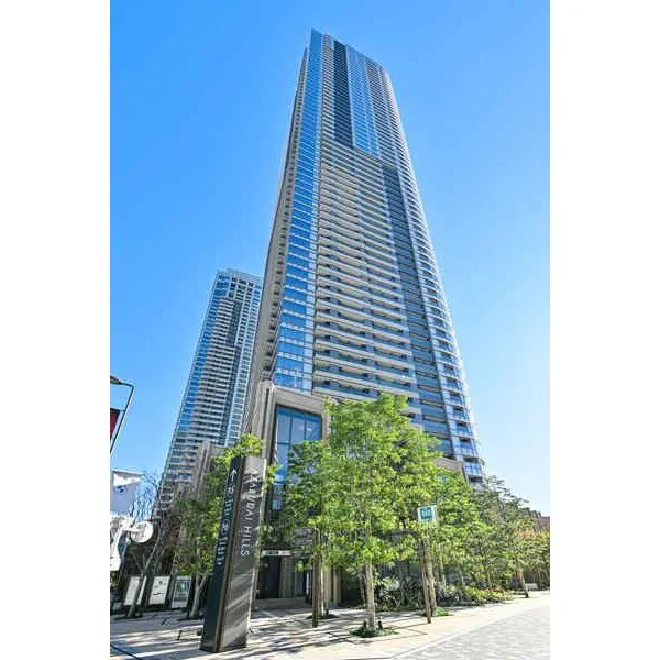 麻布台ヒルズレジデンスB 東京メトロ南北線「六本木一丁目」駅徒歩1分の好立地。地上64階建・総戸数970戸の大規模レジデンス。