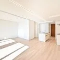 麻布台ヒルズレジデンスB LDとキッチン、洋室は合わせて約20帖の大空間。開放的な室内でゆったりとお過ごしいただけます。
